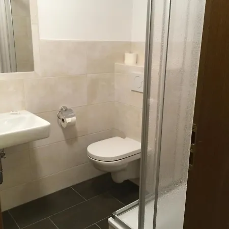 Готель Hotel-pension Zum Paradies 2*
