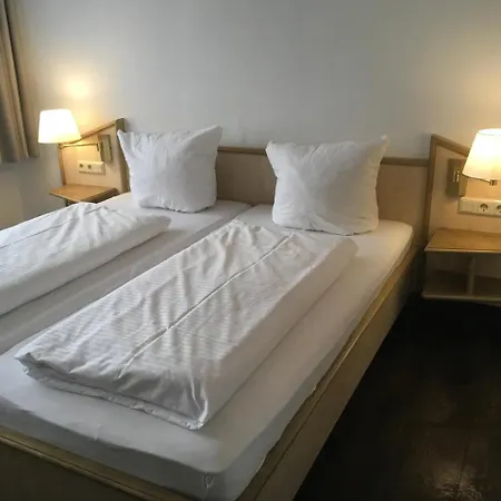 Готель Hotel-pension Zum Paradies 2*