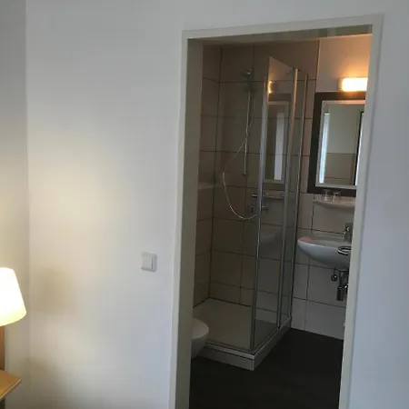 Готель Hotel-pension Zum Paradies 2*